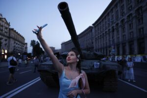 Ucraina, sei mesi di guerra. Zelensky: “Ci batteremo fino alla fine”