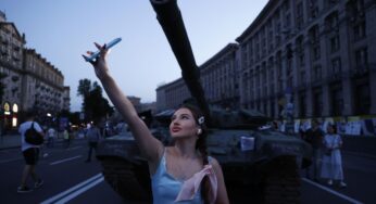 Ucraina, sei mesi di guerra. Zelensky: “Ci batteremo fino alla fine”