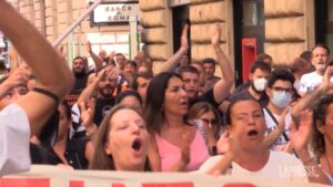 Napoli, disoccupati in piazza: ‘Saremo ad ogni comizio elettorale’