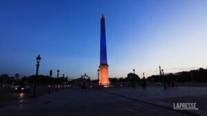 Parigi, obelisco di Luxor illuminato con i colori dell’Ucraina