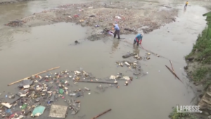 Nepal, il fiume sacro è sommerso dai rifiuti