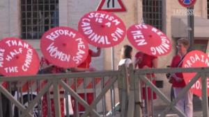 Vaticano, donne protestano e chiedono il sacerdozio femminile