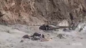 Pakistan: intrappolato nel fiume in piena, lo salva l’elicottero