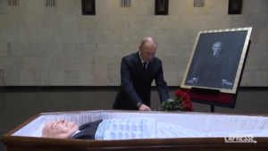 Putin rende omaggio alla salma di Gorbaciov