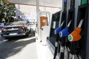 Carburanti, benzina self al top da ottobre: insorgono i consumatori