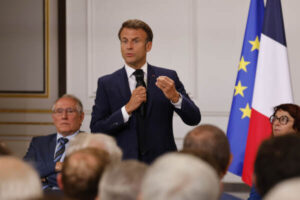 Parigi 2024, allerta terrorismo. Macron: “Cerimonia apertura? C’è piano B”