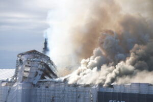 Danimarca, a fuoco Vecchia Borsa di Copenaghen