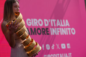 Scatta il Giro d’Italia, la prima tappa al via da Veneria Reale